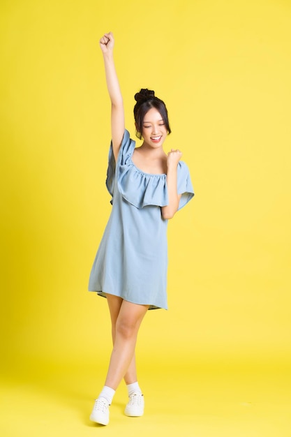 幸运28品牌标志与彩票奖品展示